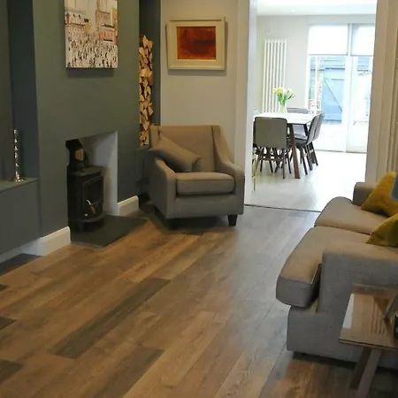 בית נופש Merton Ave - Victorian Red Brick Terraced House דבלין